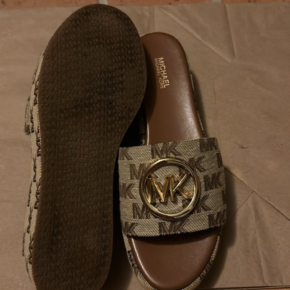 Authentic Michael kors platform sandal - Picture 3 of 5